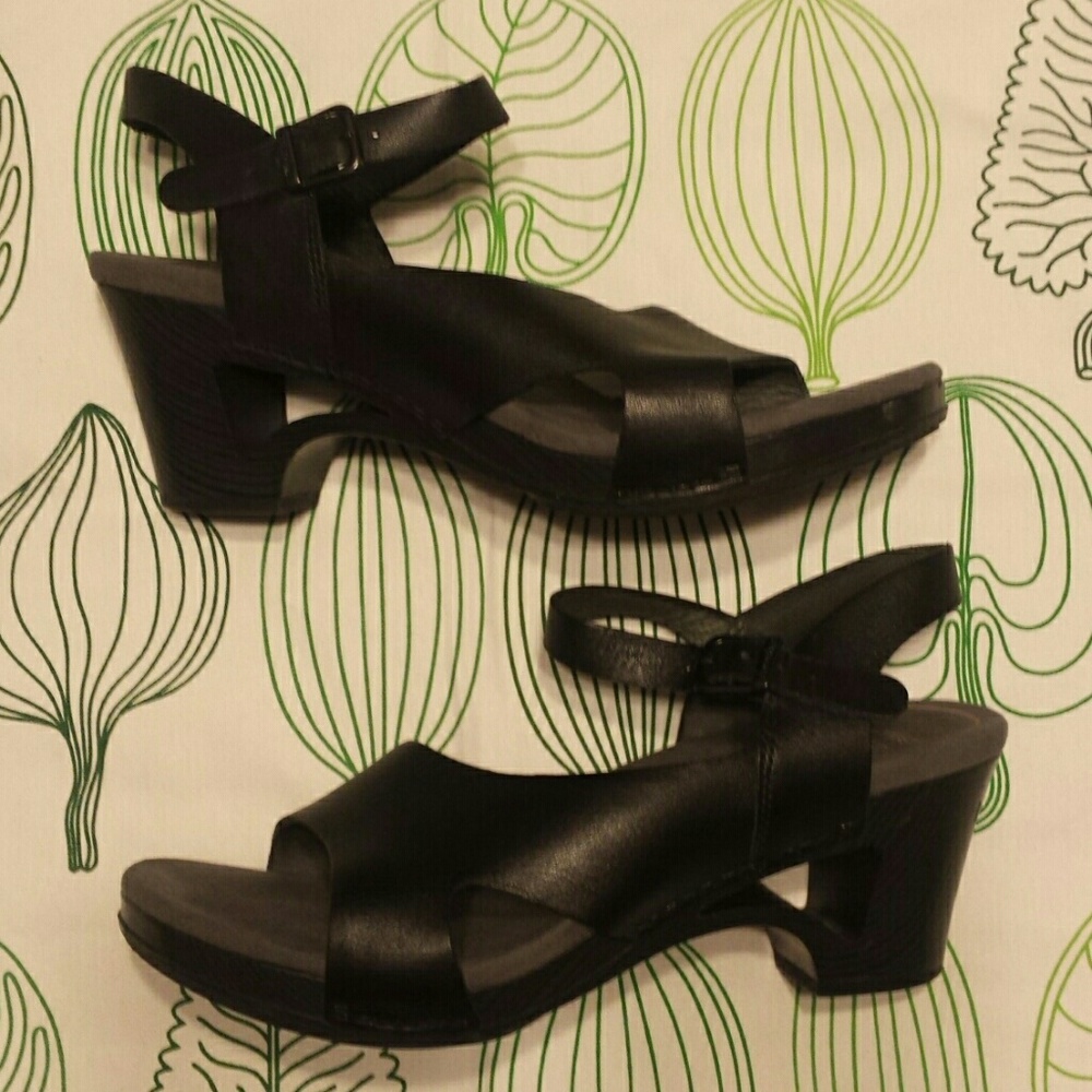 Dansko leather sandal w/ cutout heel! Size 41 😍